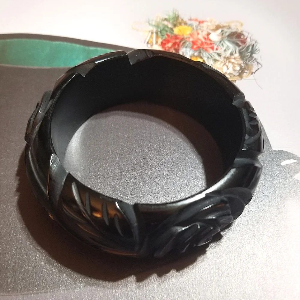 Genuine BAKELITE Deeply Carved Bangle Bracelet - Picture 3 of 8